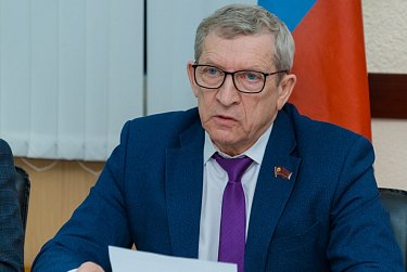 Кто ответит за мусор и заросший двор?